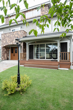 ウッドデッキにはハンギングチェアを設置