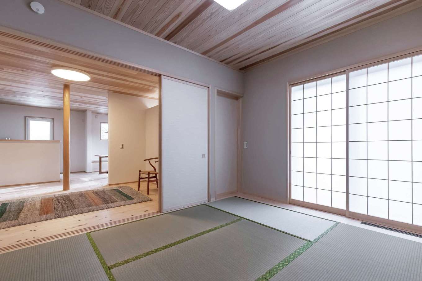 住まいるコーポレーション【収納力、自然素材、省エネ】リビングとお母さまの部屋の中間に設けた和室は、二世帯のプライバシーをキープする緩衝帯にもなっている