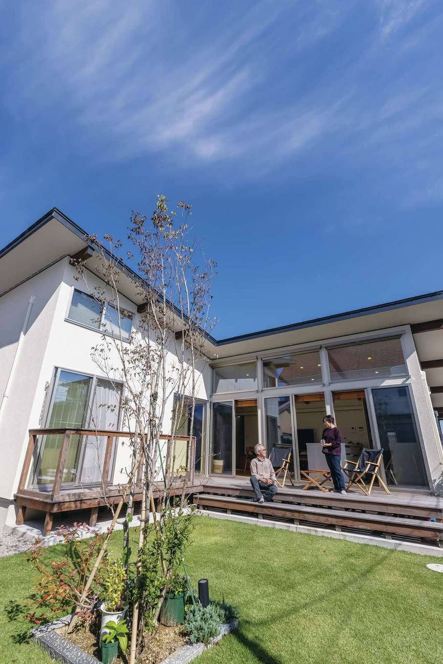 神谷綜合建設 カミヤの家【デザイン住宅、収納力、平屋】ウッドデッキに椅子を出してBBQを楽しむのがご夫婦のお気に入り