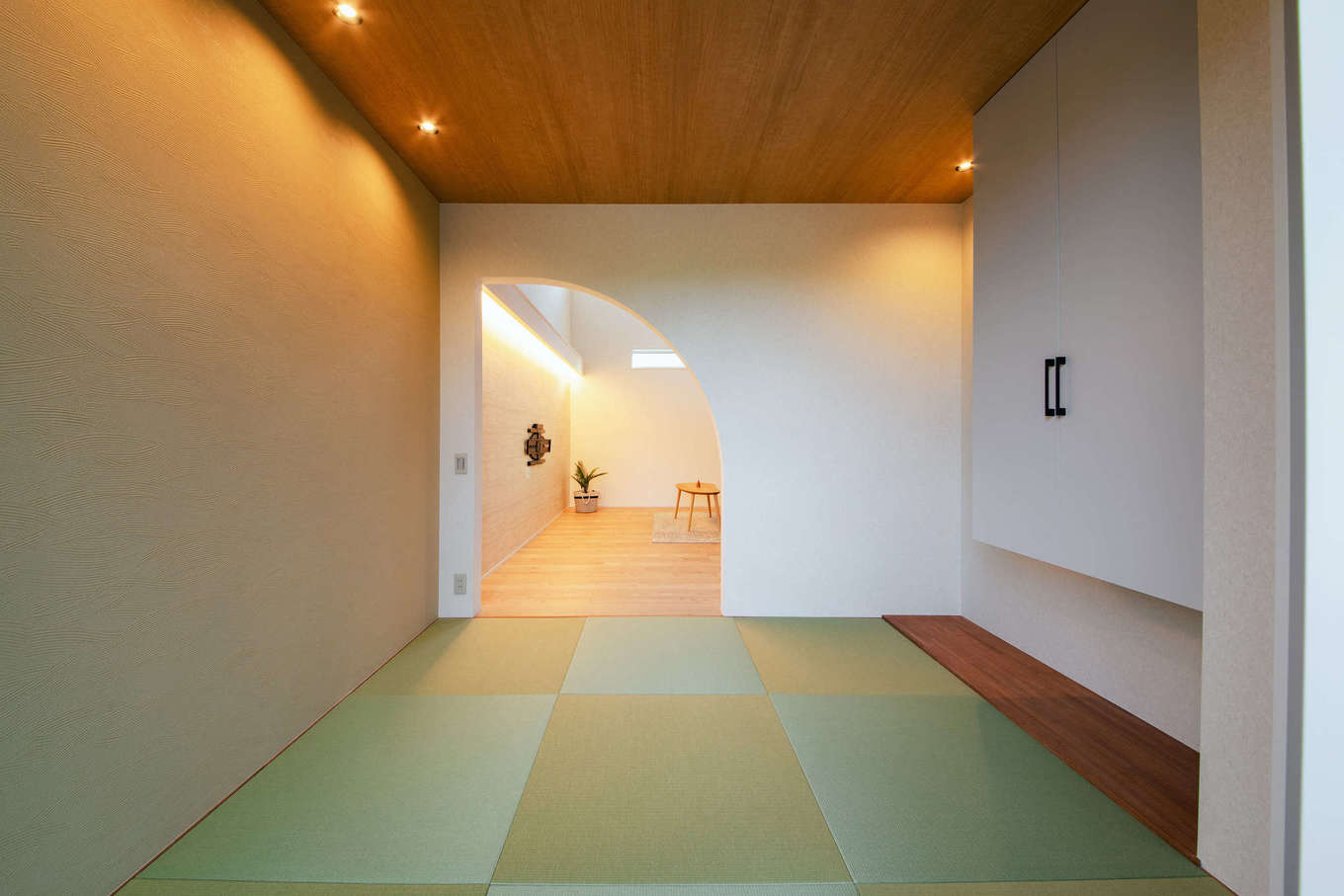 DAITOKU（大得工務店）【デザイン住宅、省エネ、間取り】リビングと緩やかにつながる和室。入口の壁をR形状にくり抜いて遊び心を演出。客間やゲストの寝室として使う予定