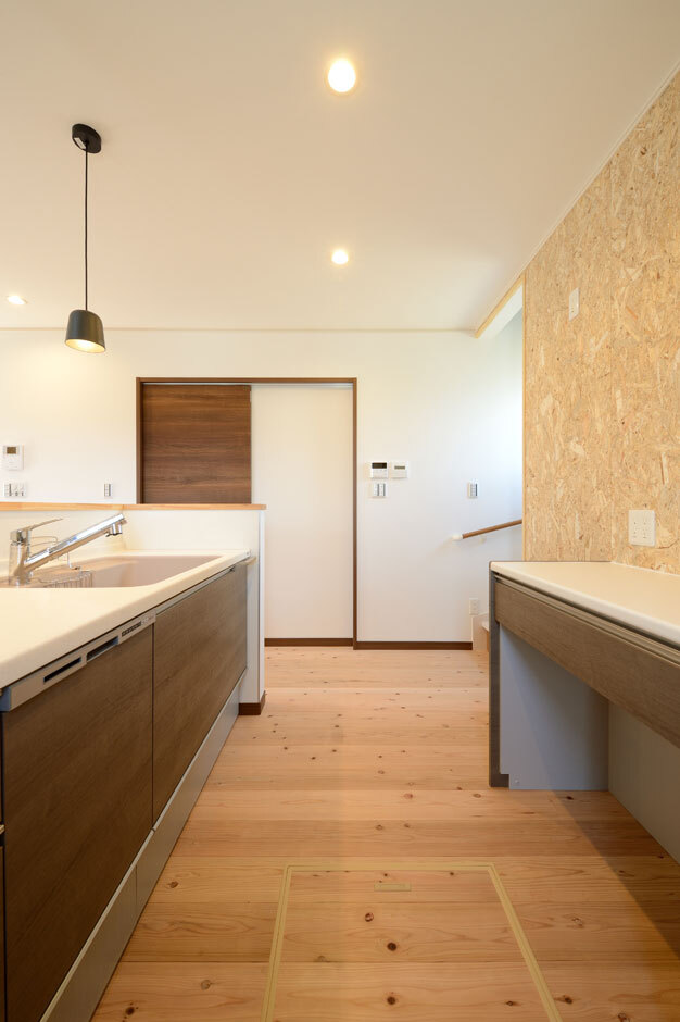 吹抜けからたっぷりの光が降り注ぐ明るいLDK。地中熱を利用した「エコ•アイ換気システム」により、年中快適な温度を保ちつつ、床下から常にクリーンな空気が家中を循環する