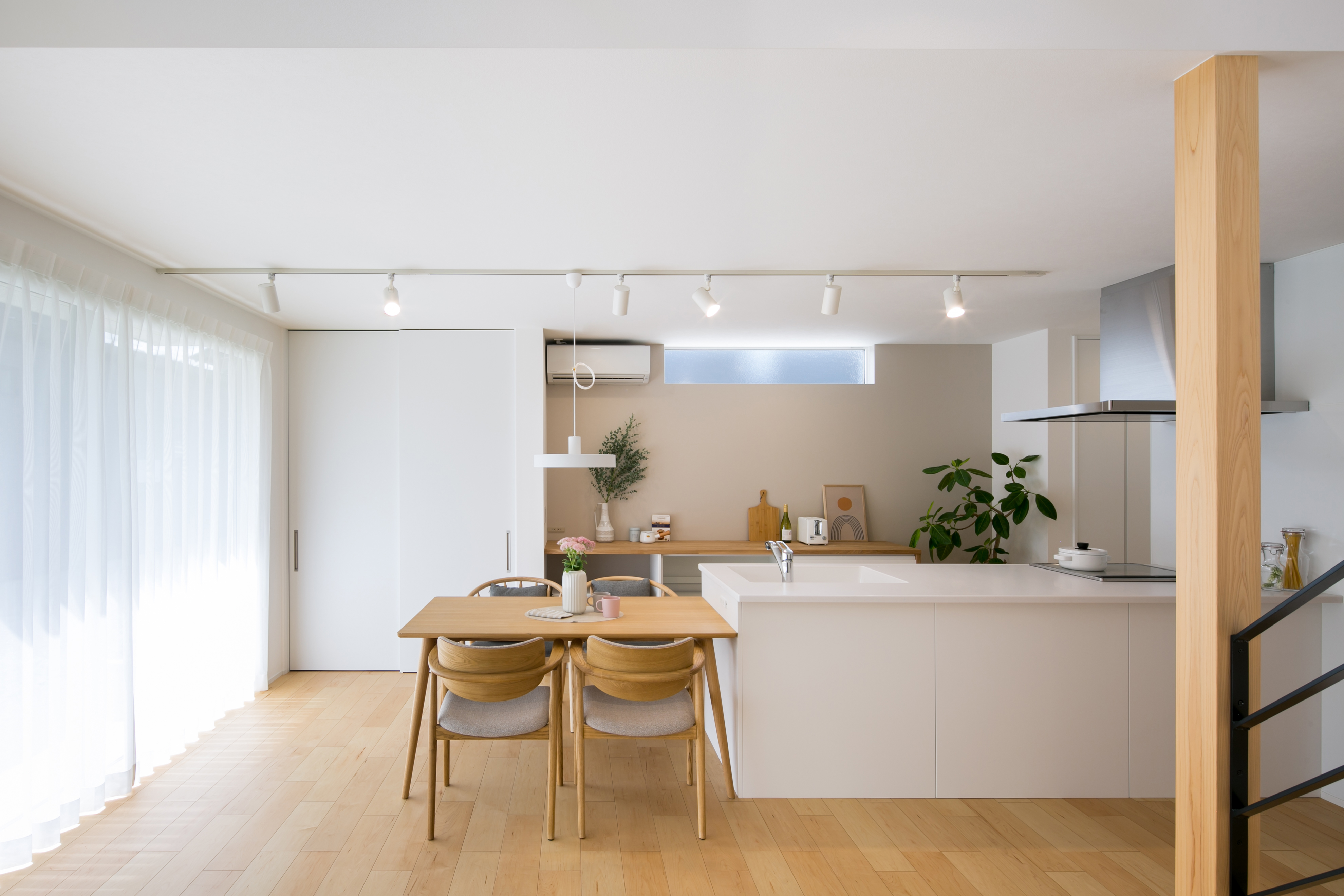 シンプル｜白と木目を基調としたシンプルな空間に仕上げ、キッチンバックには落ち着いた色でアクセントを追加。