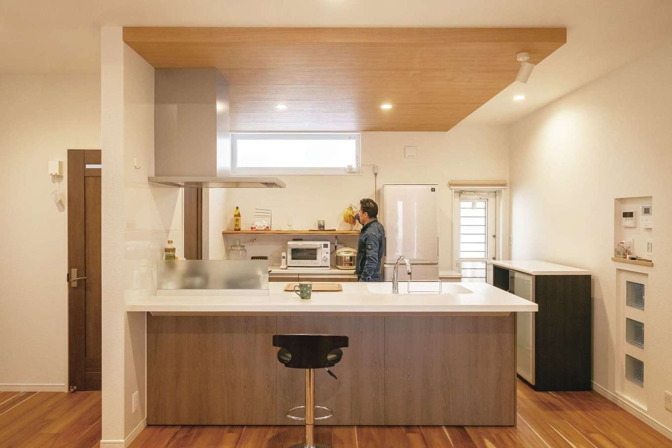 ぽっくハウス【リプルス】【1000万円台、狭小住宅、平屋】オープン＆便利なキッチン。天井を一段下げ、クロスでナチュラル感を添えることにより、空間の役割を穏やかに分割。造作棚、周遊動線、勝手口など、使い勝手に対する配慮もしっかりなされている