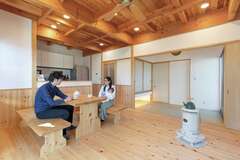 ヒノキ尽くしのLDK。ダイニングテーブルとベンチもヒノキで造作しリラックスできる空間