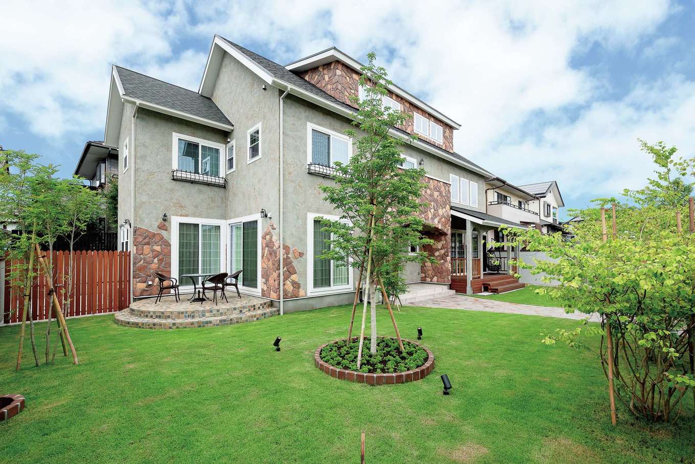 富士ホームズデザイン【デザイン住宅、自然素材、高級住宅】塗り壁に石調のタイルをあしらった外観。塗り壁の仕上げは村松社長と上総さんによるもの