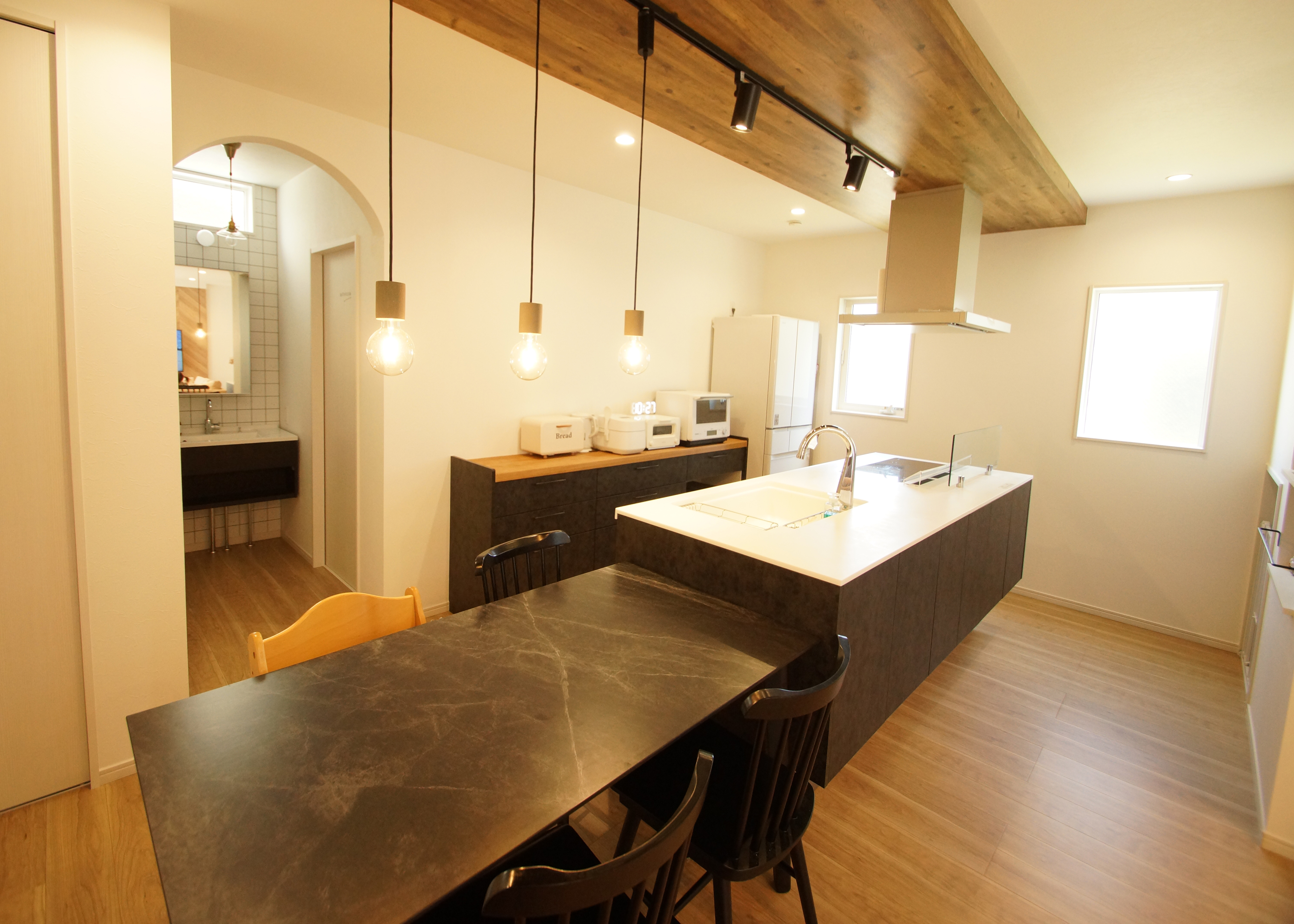 吉川住建【デザイン住宅、子育て、ペット】ダイニングテーブルをキッチン横にレイアウトしたことで、家事効率もグーンとUP。バックヤードに水回りを集約し、洗濯もラクラク。シンプルでかわいいペンダントライトは奥さまのセレクト