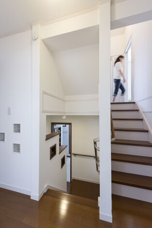 スキップフロアの為、複雑な階層の中にも階段にはガラスブロックなどでアクセントをつけた