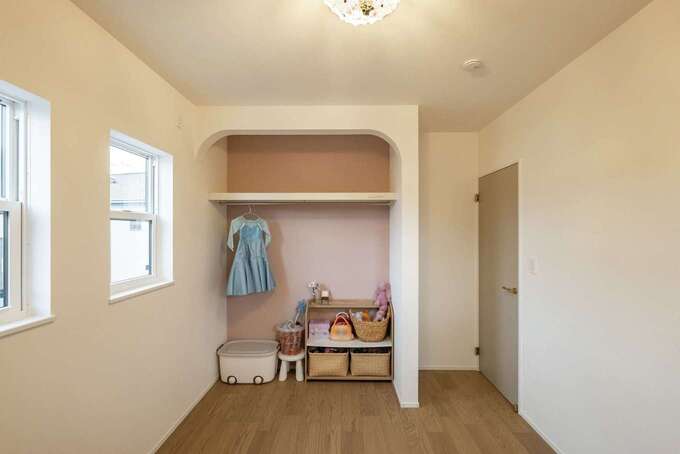 子ども部屋の収納はオープンスタイル。Rとクロスでかわいさをプラス