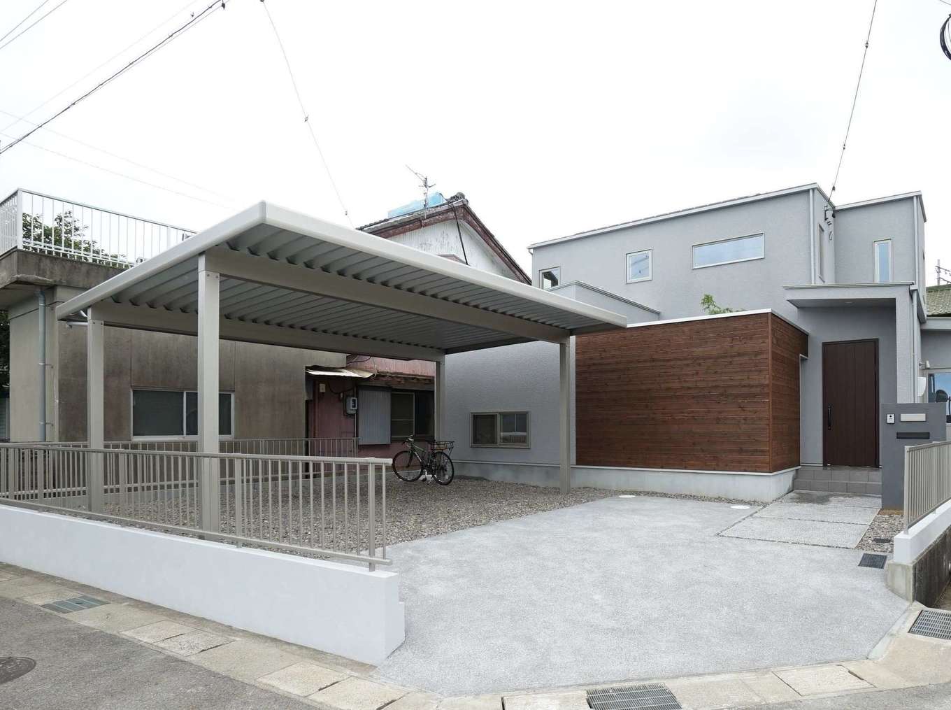 RIKYU 一級建築士事務所【収納力、間取り、建築家】女性の割合が高い家族なので、プライバシーを確保するために、外は閉じ、中に開いたプランニングを採用。大きなカーポートも建物と同時進行で計画した