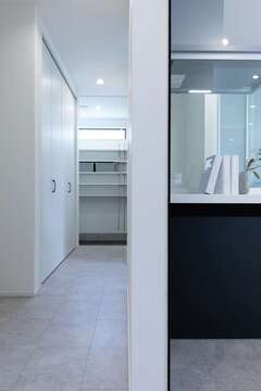 シューズクロークとキッチンの間にパントリー。効果的に収納が配置された