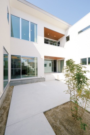 ぐるりと家が中庭を取り囲み、住宅街にありながらプライベート感もばっちり。木目調の軒天井がリゾート感を演出