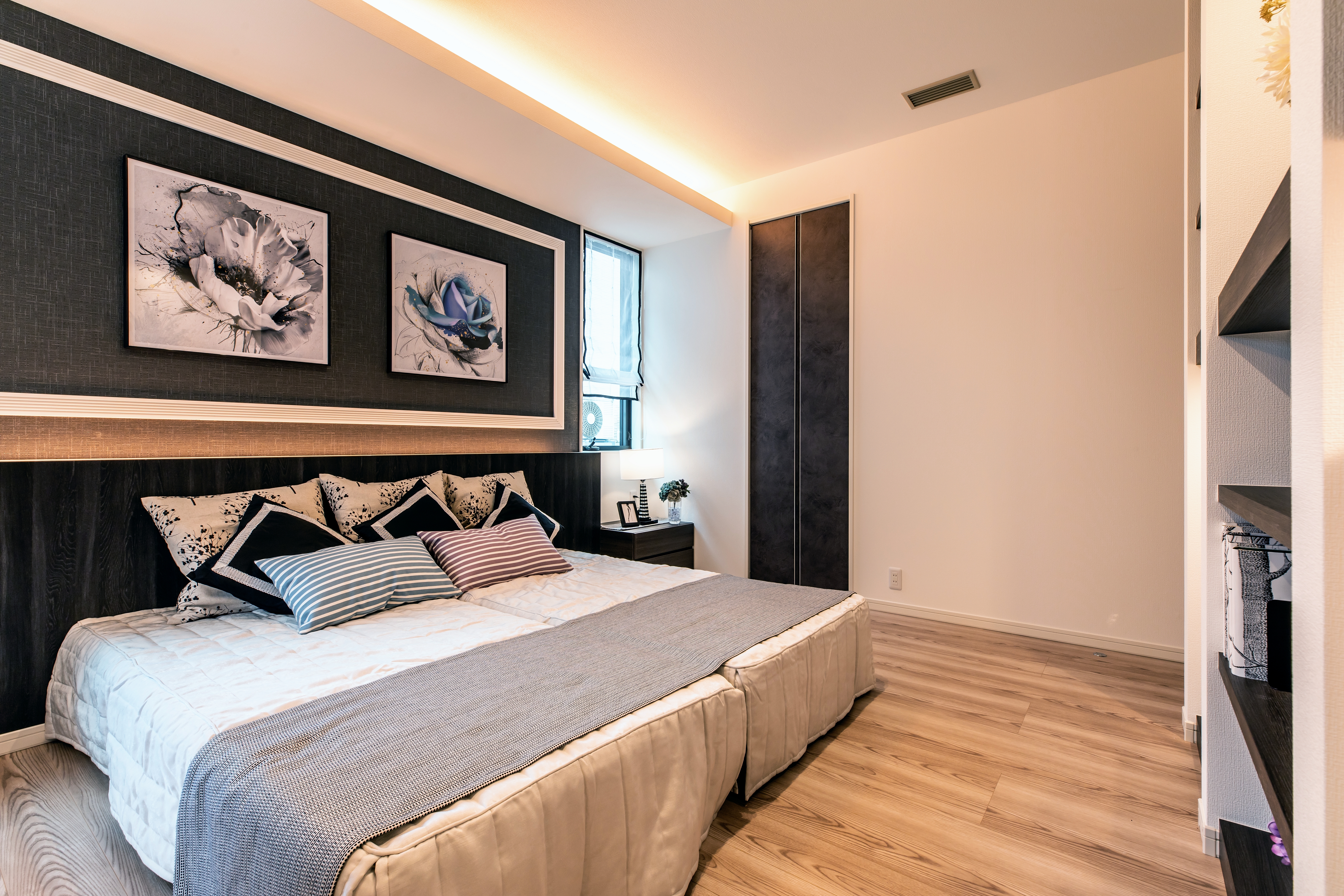 コンチネンタルホーム｜落ち着いた色調でまとめられた快適な寝室。シンプルでありながら上品なデザインで、リラックスした空間を作り出している。