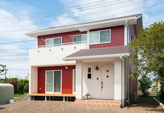 外観はガルバリウム鋼板と塗り壁のツートン。カラーと素材感のコントラストが、明るさと適度な主張を生んでいる。デッキはワイズホームの展示場で楽しそうに遊ぶお子さんたちをみて、ご主人が希望した  