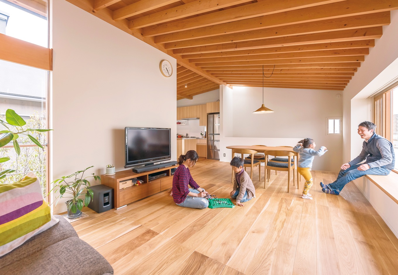 irohaco（アヴァンス）【デザイン住宅、子育て、間取り】居心地のいいリビング。無垢のオークのフローリングが、洗練された雰囲気を醸し出す。ダイニングのペンダントライトは設計士からのプレゼント