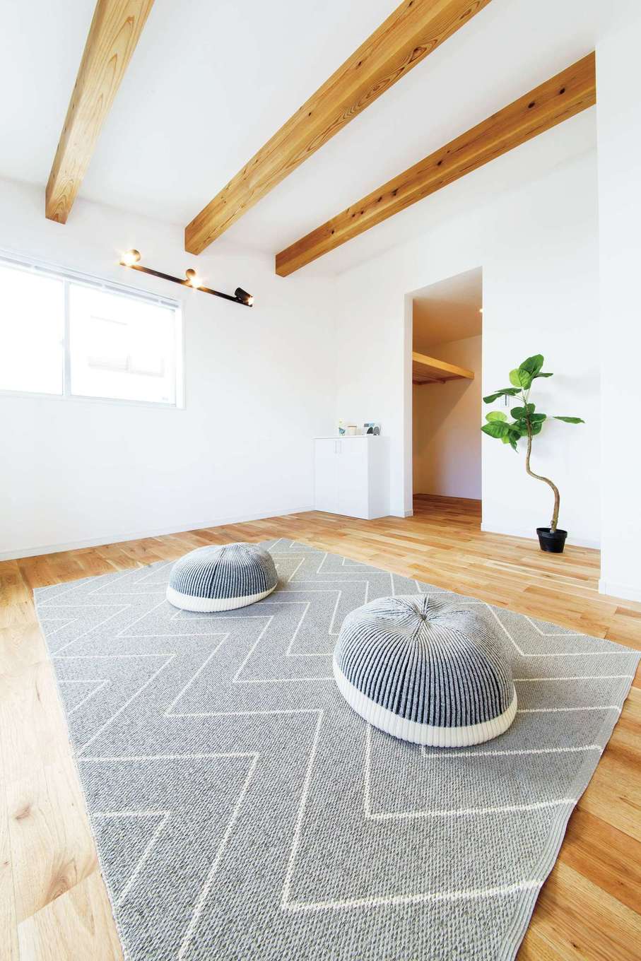 住たくeco工房【1000万円台、趣味、自然素材】インナーバルコニー直結の主寝室。収納も充実
