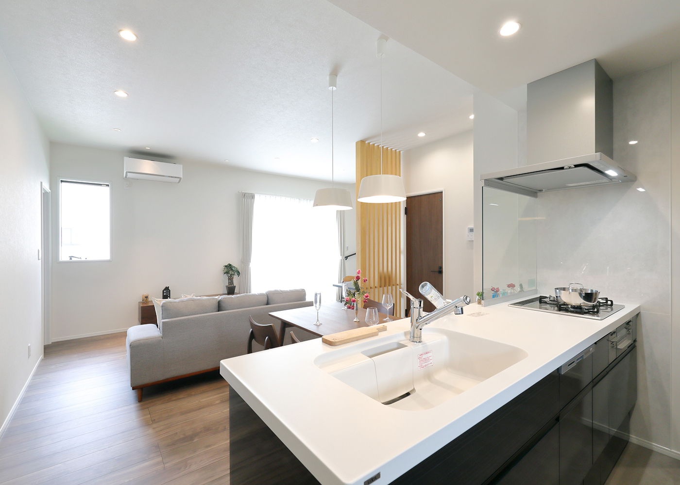 丸昇彦坂建設【デザイン住宅、和風、間取り】ペニンシュラ型のオープンキッチンで開放感のある空間を実現