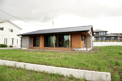 環境と未来に優しいシンプルモダン平屋住宅