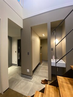 自然光が差し込む明るい土間スペース。洗練されたデザインで、靴の脱ぎ履きがしやすい実用的な空間。