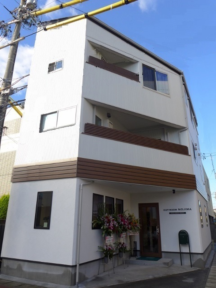 建築システム（狭小住宅専門店）【デザイン住宅、二世帯住宅、狭小住宅】敷地３０坪の中で建てたとはいえ、角地の３階建てなので大迫力