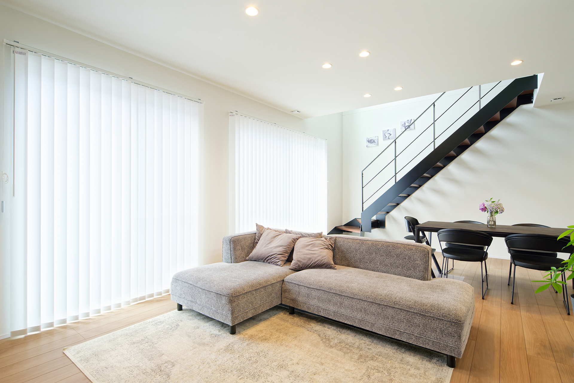 アサヒグローバルホーム｜柔らかいグレーの家具に、ぱきっとしたブラックの鉄骨階段が空間を引き締めます。

