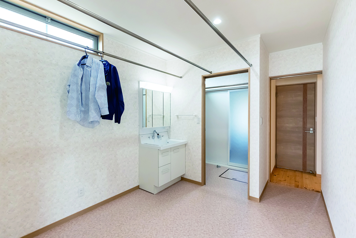 住まいるコーポレーション【自然素材、省エネ、平屋】浴室と寝室の間にある洗面＆ランドリー。室内干しがたっぷりでき、乾いたら隣の寝室のクローゼットにすぐしまえる