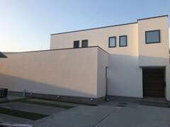 南面に大きく壁を立ち上げ通りからの視線をカット