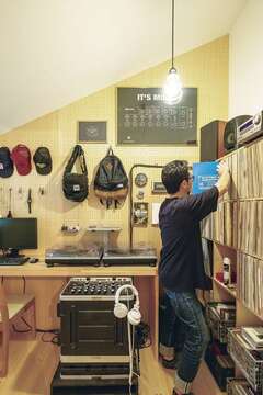 趣味の部屋ができてご主人も大満足。2.8畳と決して広くはないが、造作のレコードラック、ターンテーブル台、フックを自由につけられるパンチングボードにより、雰囲気も機能性も期待を大きく上回った