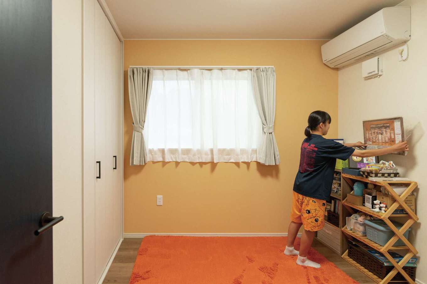 臼幸産業【デザイン住宅、子育て、間取り】2階には4,5畳の子ども部屋が2つ並ぶ。クローゼットの収納と長女自身が選んだ壁紙の色が特徴
