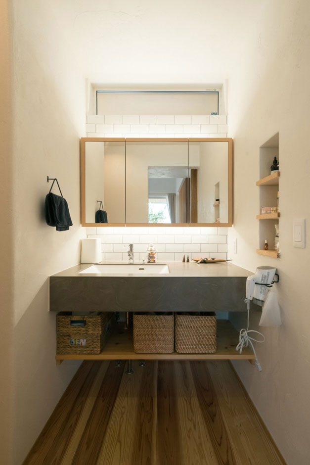 アイジースタイルハウス【デザイン住宅、和風】シンプルでおしゃれな洗面台。使い勝手抜群のドライヤーホルダーも備える