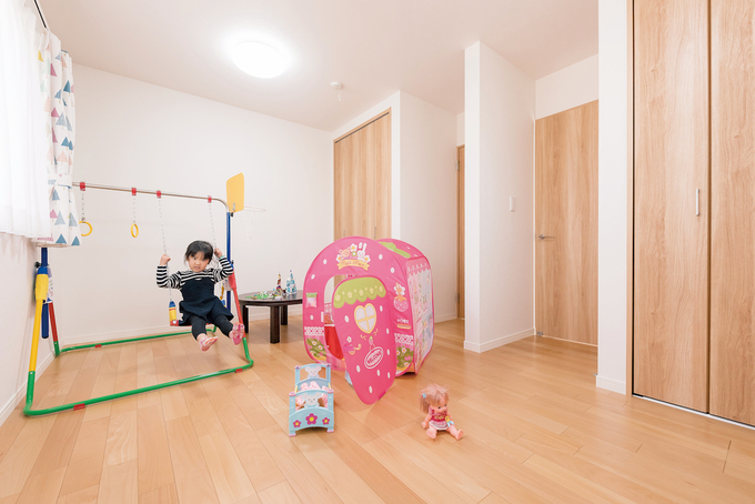 ２階にある２人の子ども部屋。将来、それぞれの個室に仕切れるよう、ドアや収納を左右対象にに配置した
