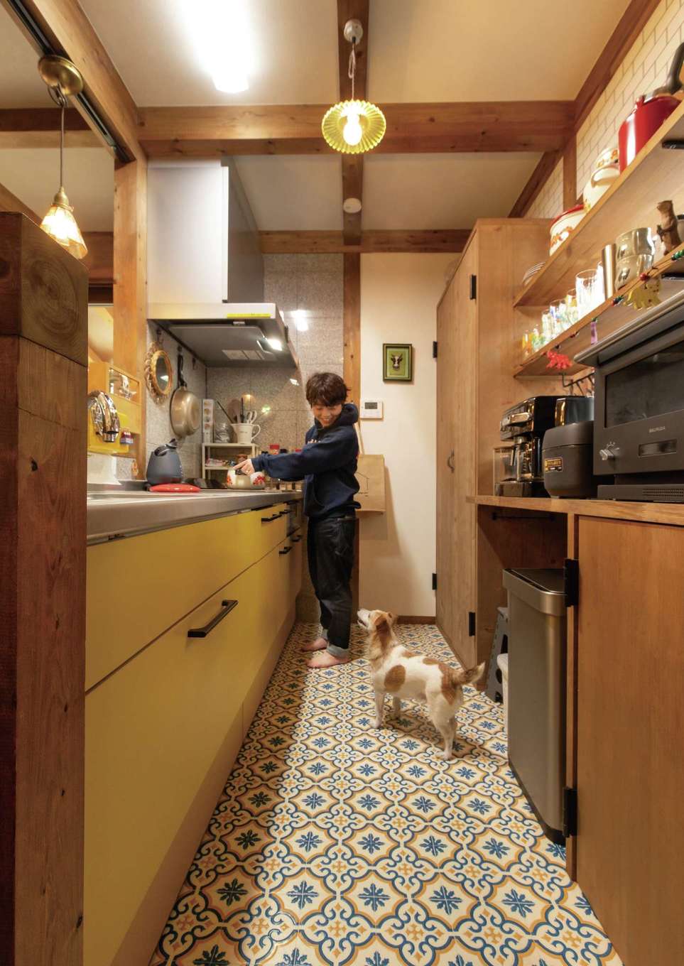 サイエンスホーム【デザイン住宅、自然素材、ペット】奥さまの要望でキッチンは昭和レトロなデザインに。カップボードは無垢材で造作