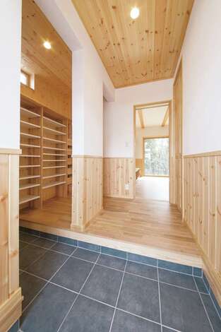 靴だけでなく雨具や小物の出し入れまで考えられ造られた玄関クローゼット