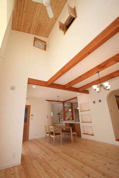 吹抜けが開放的なリビング。2階の個室の室内窓から顔を出して、階下の様子をうかがったり、家族と会話をしたり。どこにいても家族の気配を感じながら、安心して過ごすことができる