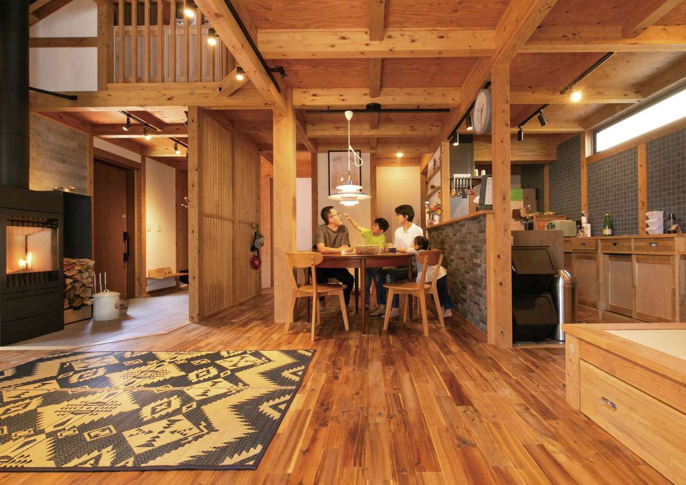 サイエンスホーム【趣味、自然素材、間取り】柱と梁を現しにした「真壁工法」で造られた室内。木が常に空気に触れて呼吸しているため、調湿性にすぐれ、家も丈夫で長持ちする