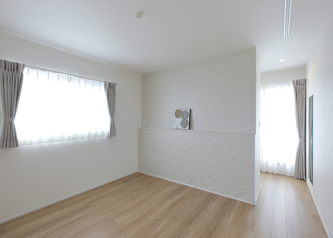 バルコニー付きの主寝室は、壁と掃出窓の間にウォークインクローゼットを置き、明るさも確保