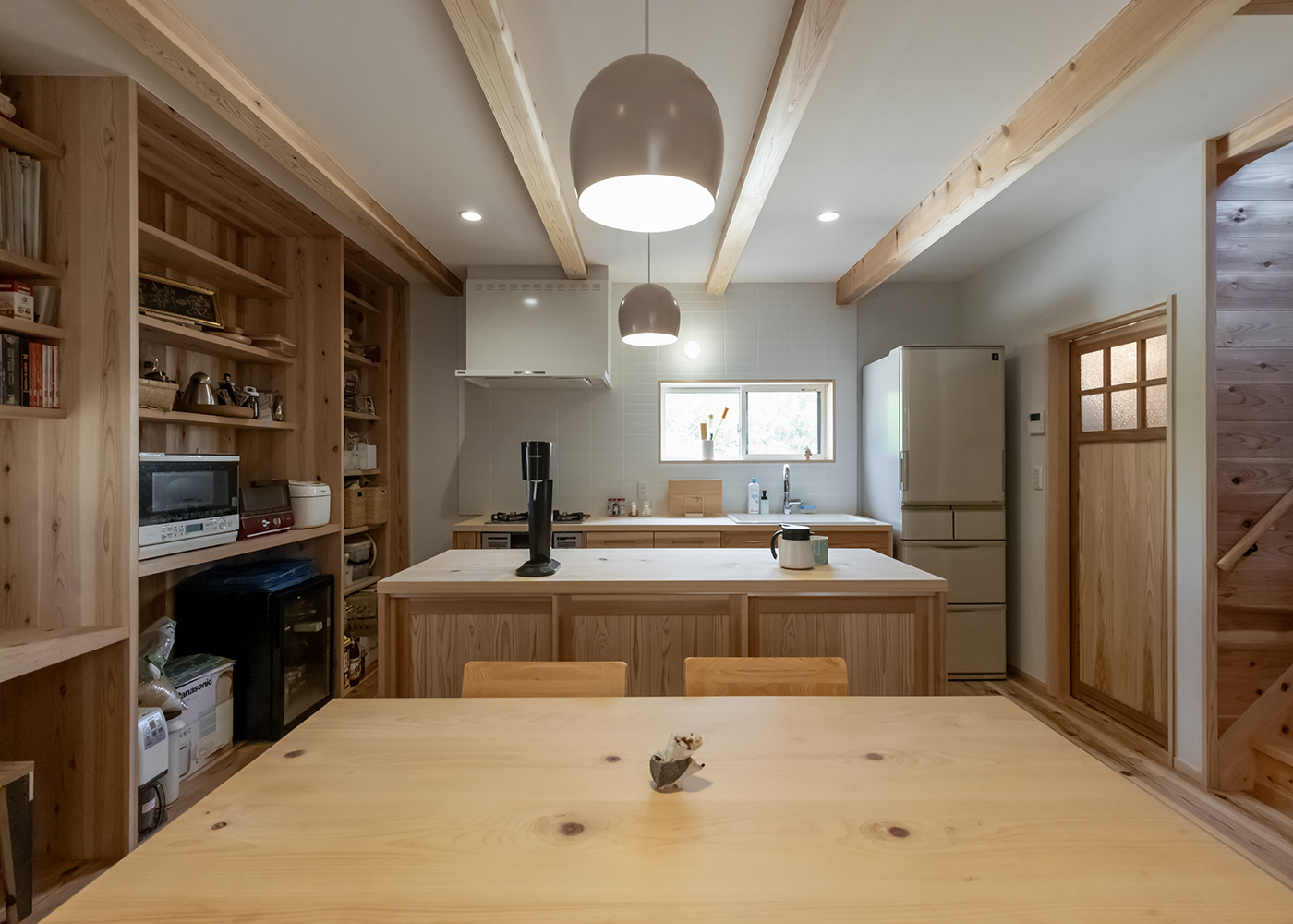 有吉住宅【収納力、自然素材、間取り】造作の背面キッチンと作業台