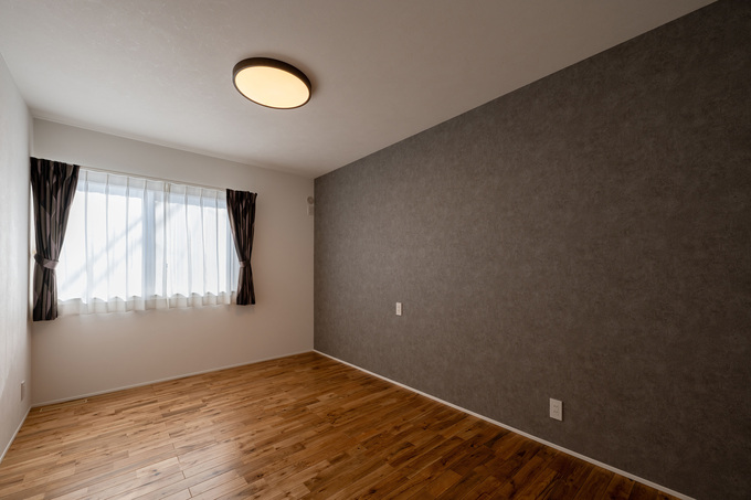 寝室はアクセントクロスで落ち着きを添えた