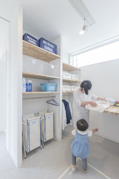 水回りには回遊動線を確保し、家事ラクを実現。ランドリーコーナーでは衣類を脱ぐ・洗う・干す・しまうを一か所でこなすことができる