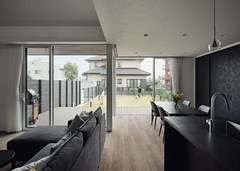 LDKは床面積が27.5畳で、ドッグランにふさわしい広さを確保。勾配天井のリビングは、天井高が最高で3.7メートルあり、縦方向にも視界が広がり、絶大な開放感