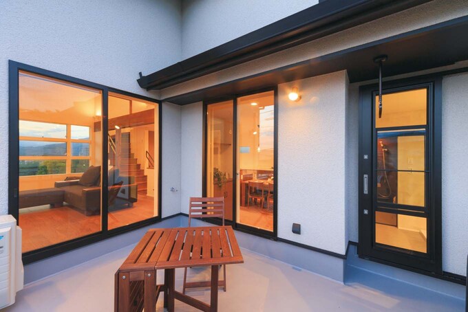 リビング・ダイニングとつながり、家事室からも出入りできるバルコニー