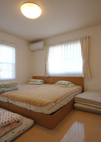 子どもたちも一緒に就寝できる広めの主寝室