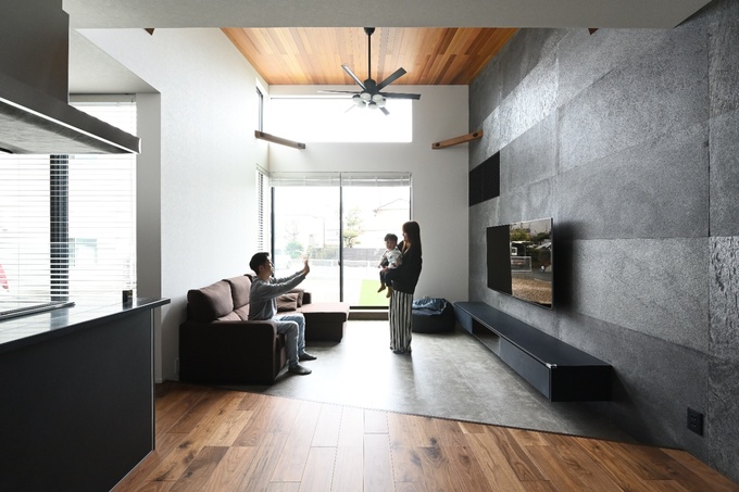 開放感あふれるリビング。大きな窓からは自然光がたっぷり差し込み、家族がくつろぐのに最適な空間。