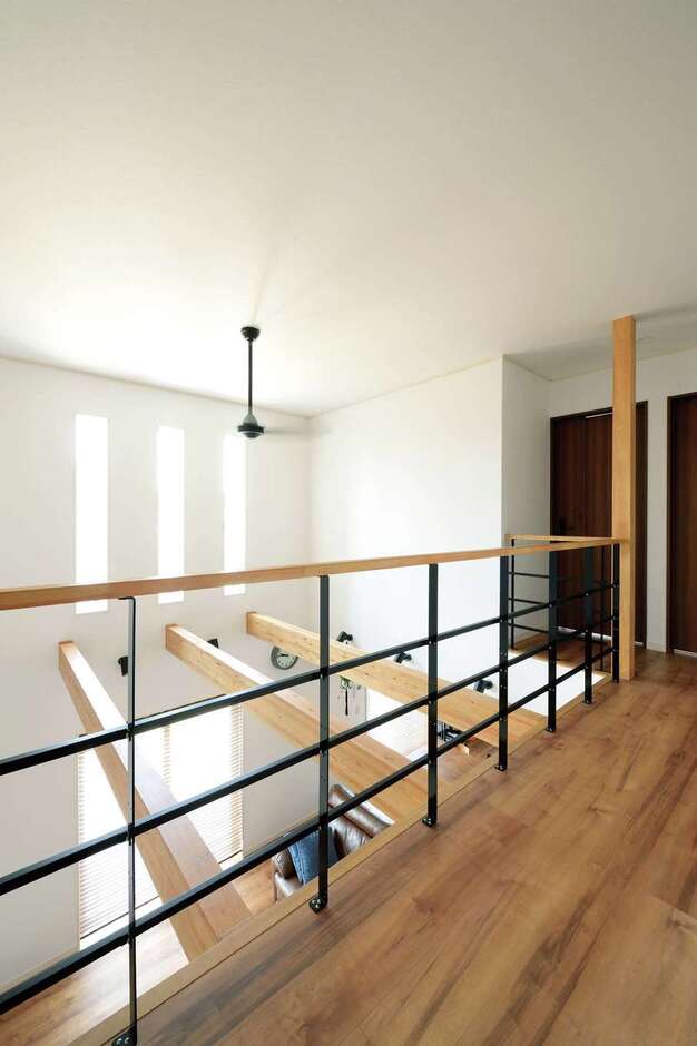 オープン手すりで開放的な空間に