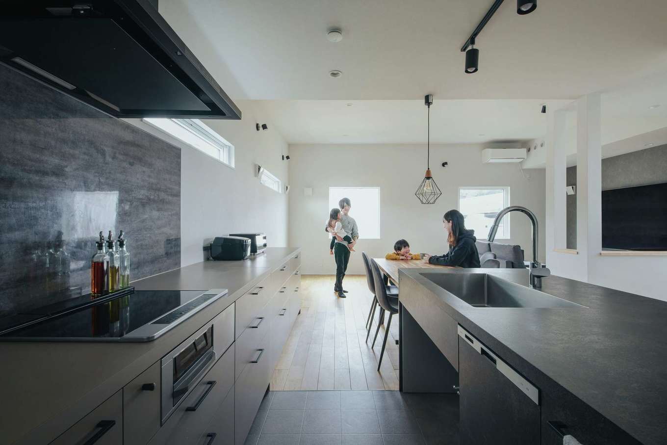 絆家（きずなや）【デザイン住宅、趣味、ガレージ】2階LDKは広さが21畳。「Air断」を採用した室内は、空気がクリーンで、冷暖房費も節約できる