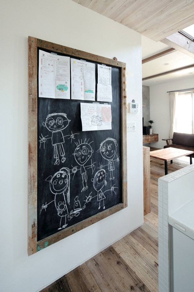 富士ホームズデザイン【デザイン住宅、自然素材、インテリア】奥さまリクエストの黒板は上総専務の手づくり。長女のTちゃんが『富士ホームズデザイン』のメンバーを描いてくれた