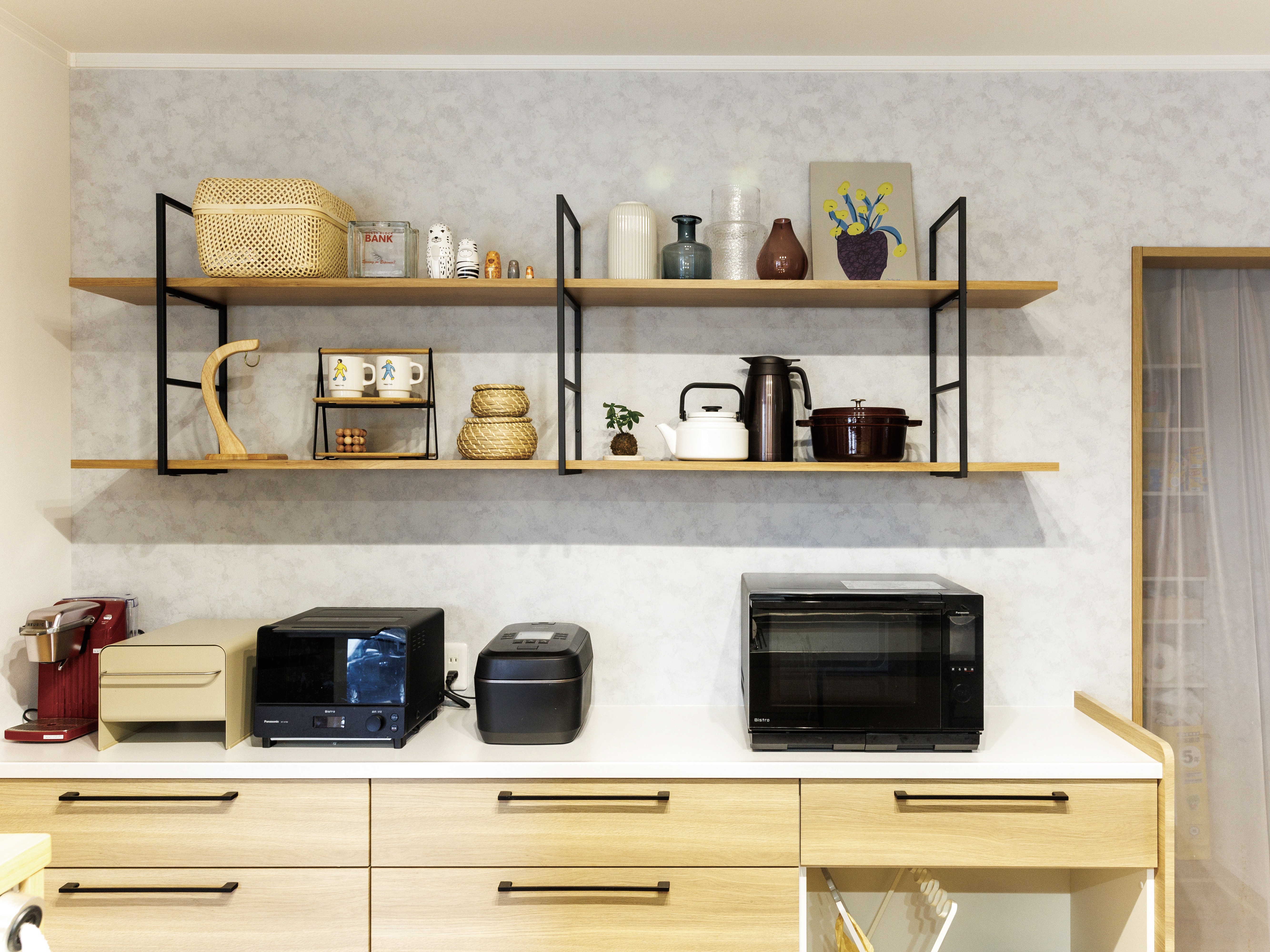 エスホーム｜壁面に取り付けられた棚が特徴的なキッチン。調理家電や小物をおしゃれにディスプレイできる収納スペースで、機能的でありながらデザイン性も優れている。