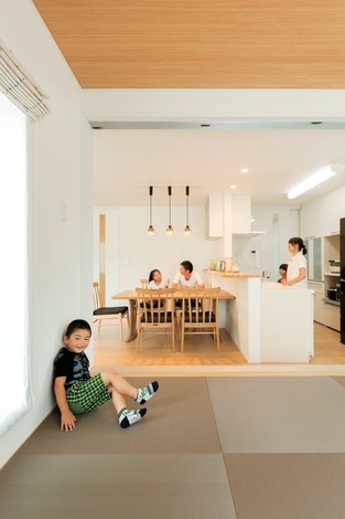 子ども連れのママ友が遊びに来た時も重宝する小上がりの畳コーナー。キッチンのすぐそばだから安心
