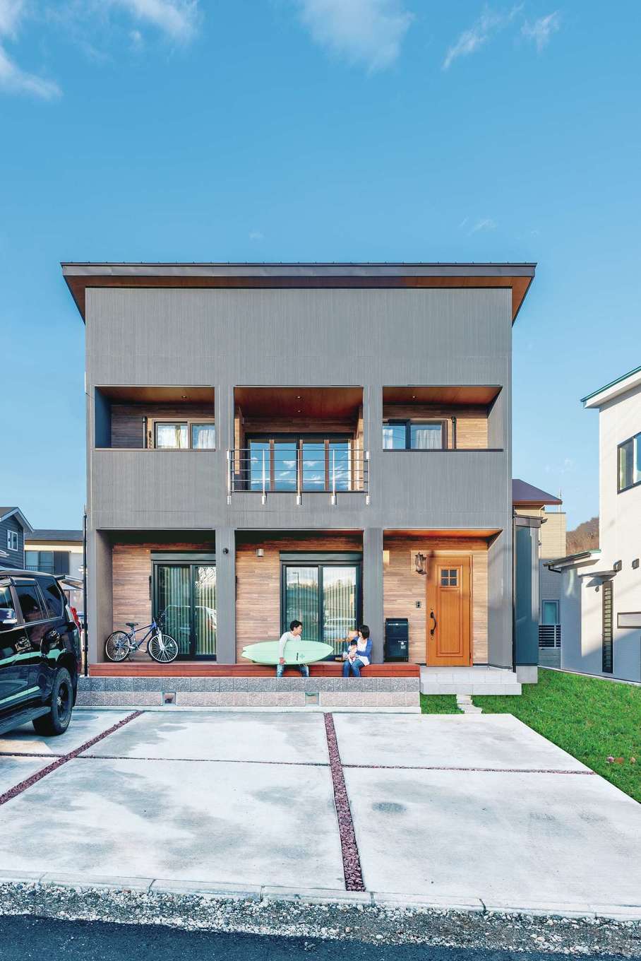 irohaco（アヴァンス）【デザイン住宅、趣味、インテリア】ネイビー×木目でシャープな中にぬくもりをプラスしたアウトドアテイストの外観。外構はこれからご主人が作り上げていく予定