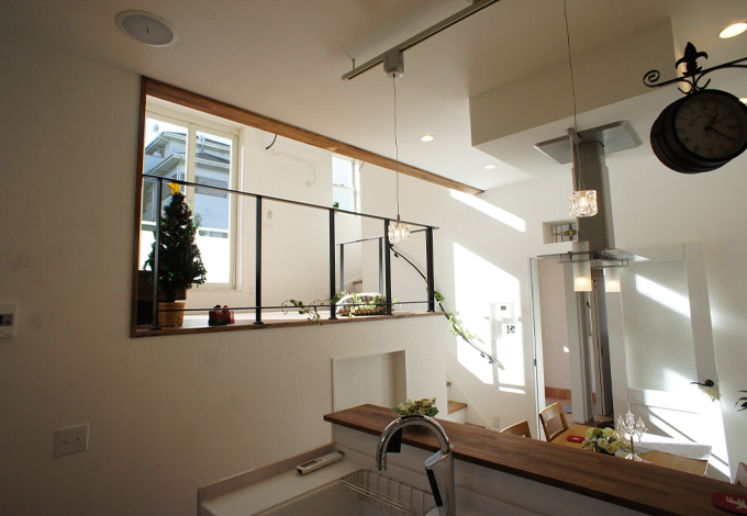 小野田産業～designers house project～【デザイン住宅、スキップフロア、インテリア】キッチンからもリビングにいる家族の様子が見渡せる。 アンティークの時計を合わせてクラシック空間に