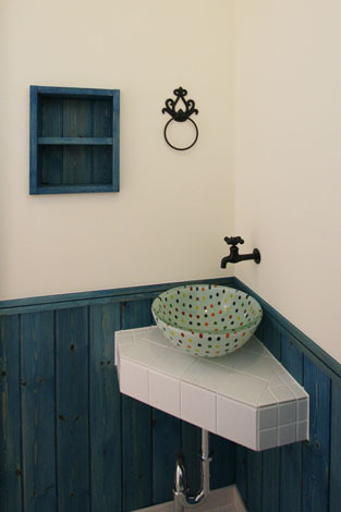 1階トイレにはガラス製の手洗い器